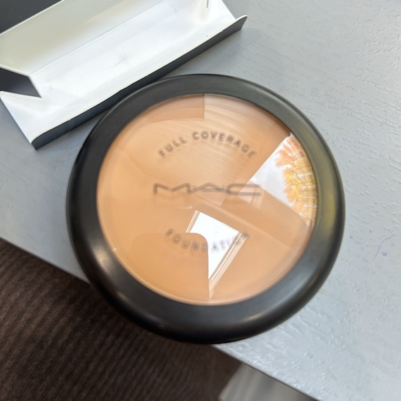 MAC full coverage foundation NC30 NEW - Picture 3 of 4